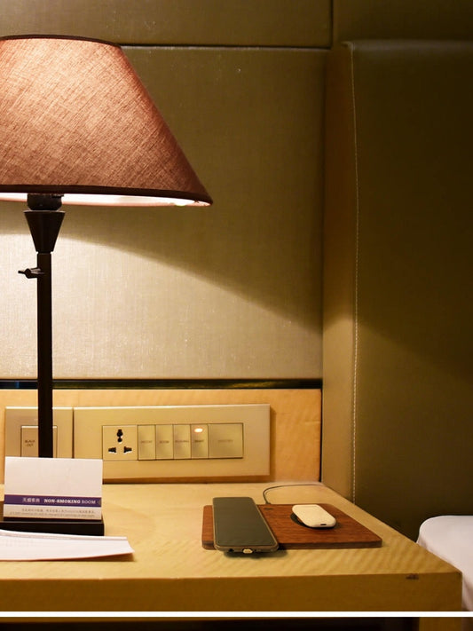 Trådlös Laddare i Trä – Dubbel Laddning för Mobil och Headset